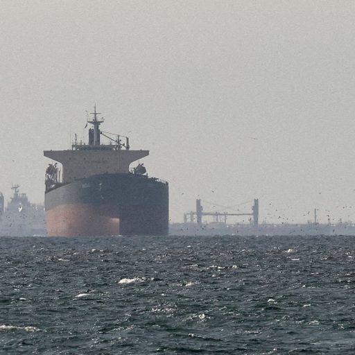 Fluxo de navios no Estreito de Ormuz cai a níveis mínimos, diz Kpler