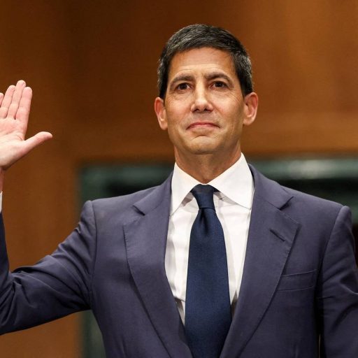Kevin Warsh, no Capitólio, em Washington, D.C., em 21 de abril de 2026. REUTERS/Kevin Lamarque