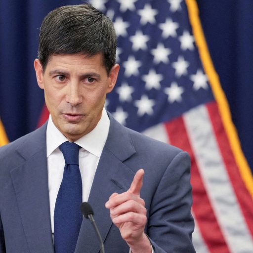 Warsh mantém rumo de aumento de juros contrário à expectativa de Trump