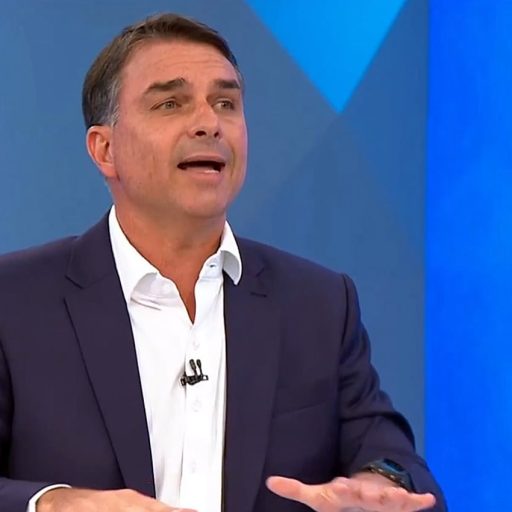 Flávio Bolsonaro apoia decisão de Mendonça no STF