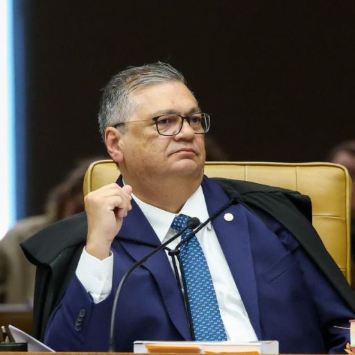 Dino pede vista e STF adia decisão sobre unir casos de Moraes e Mendonça