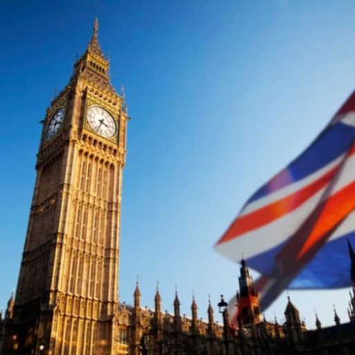 Bandeira do Reino Unido e a torre do relógio Big Ben (Foto: Canva Pro)