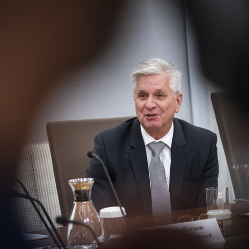 Diretor do Fed diz estar aberto a manter juros inalterados se inflação recuar