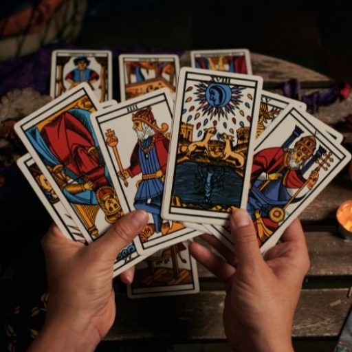Aliança Evangélica alerta fiéis contra tarô, cristais e astrologia
