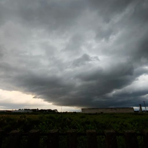 Céu escurece em Curitiba antes do pôr do sol com previsão de tempestade