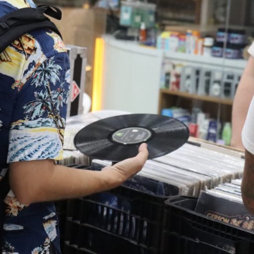 Curitiba Vinil reúne 30 mil discos e discotecagem com entrada gratuita no sábado