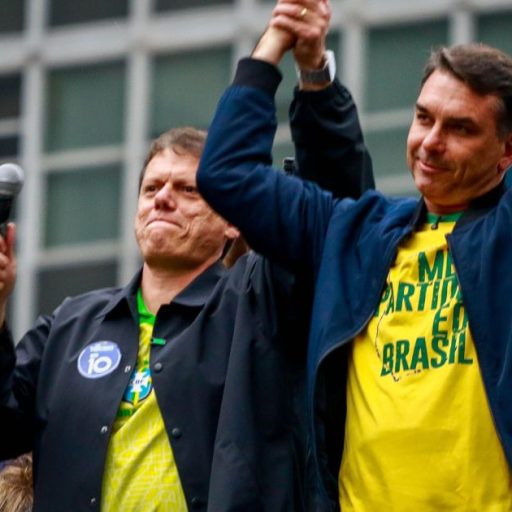 Flávio Bolsonaro se apoia em Tarcísio para manter força em SP no segundo turno