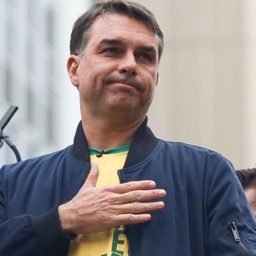 PF pede esclarecimento sobre fundo nos EUA mencionado por Flávio Bolsonaro