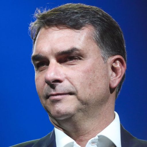 STF ordena investigação contra senador Flávio Bolsonaro sobre financiamento