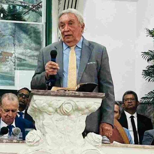 Pastor critica uso de Bíblia digital no púlpito por exposição a anúncios