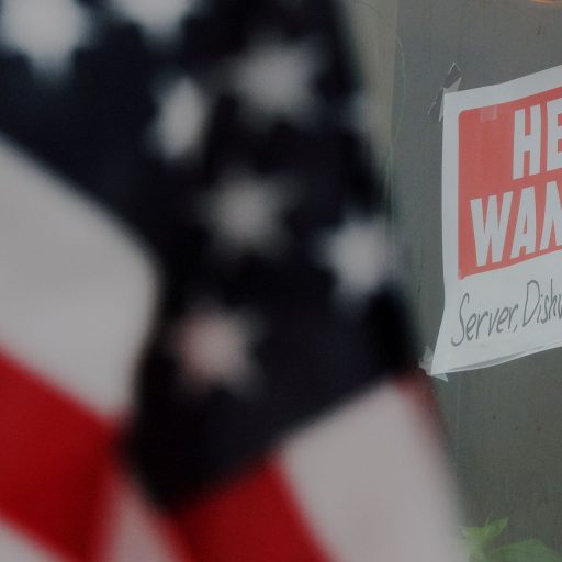 Payroll dos EUA supera expectativas e reacende debate sobre juros do Fed