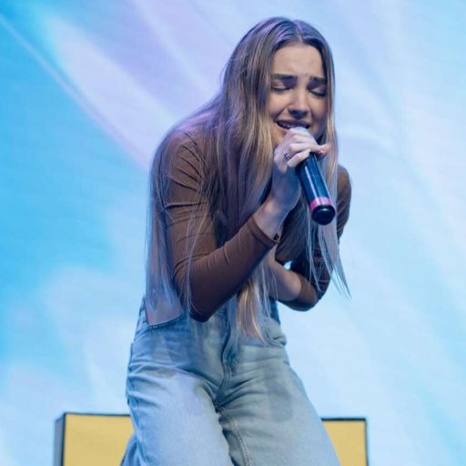 Cantora Esther Duran recusa cantar música secular por compromisso com louvor