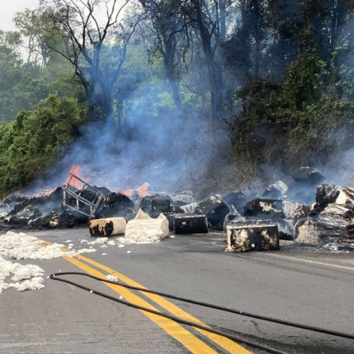 Carga de algodão pega fogo após caminhão tombar no Paraná.
