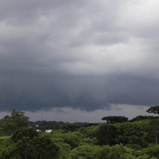 Chuvas deixam 24 mil desalojados no Paraná; duas pessoas desaparecem