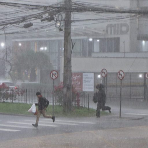 Escolas e faculdades de Curitiba suspendem aulas por risco de ciclone
