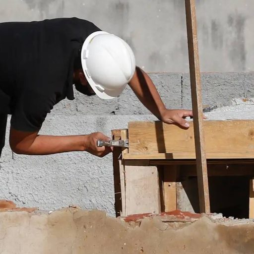 Construção civil resiste a juros altos com vantagem estrutural no varejo