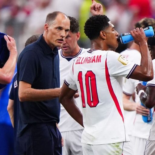 Imprensa detona atuação inglesa, mas camisa 9 evita vexame