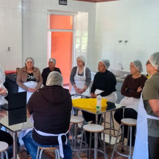 Ilha das Cobras recebe primeiras aulas da Escola do Mar com curso gratuito de gastronomia