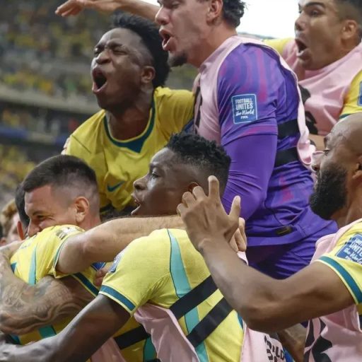 Torcedores em Bangladesh celebram gol do Brasil contra Japão