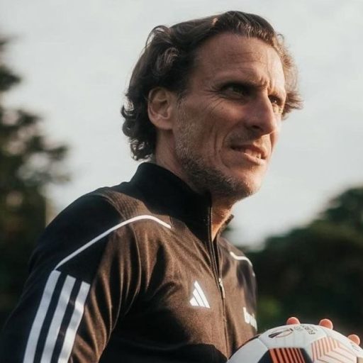 Diego Forlán se coloca à disposição para dirigir a seleção uruguaia