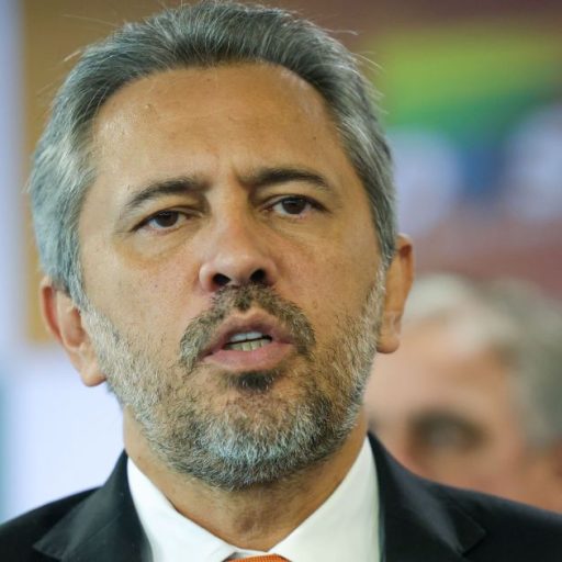 Elmano de Freitas disputa reeleição como governador do Ceará pelo PT