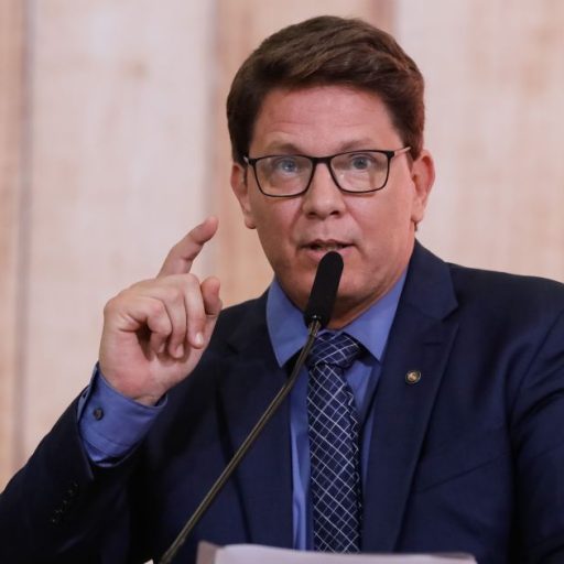 Dino proíbe deputado Mario Frias de sair do Brasil sem autorização