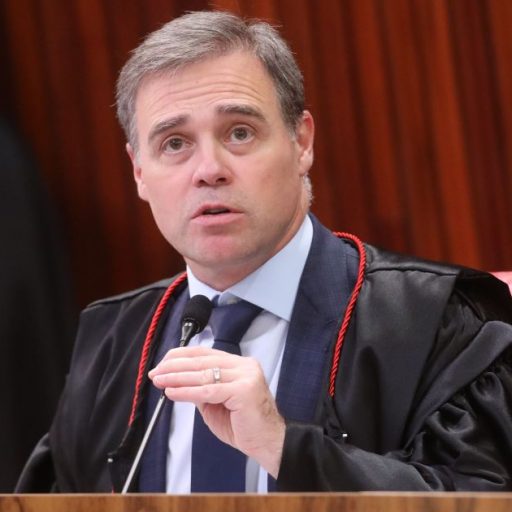 Mendonça resiste a pressão e diz que derrubar sigilo de celular compromete inquérito