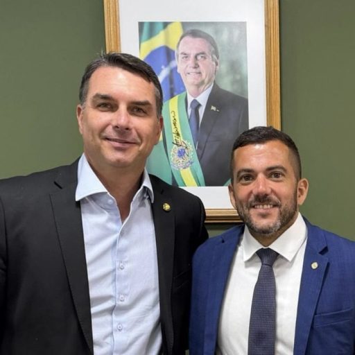 Flávio Bolsonaro decide entre Jordy e Portinho para Senado