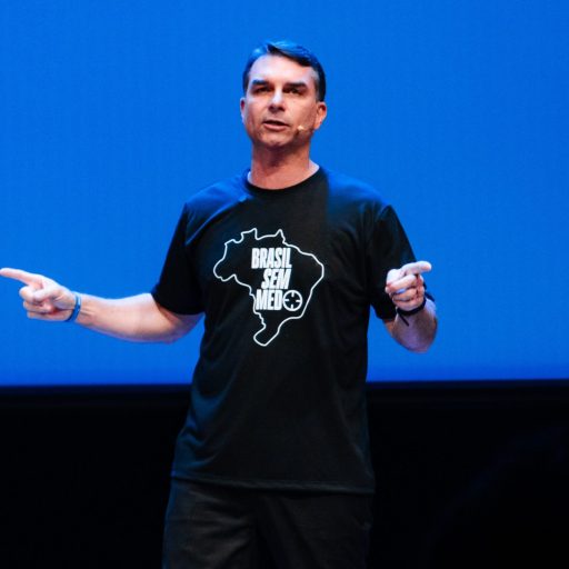 Flávio Bolsonaro critica declaração de Paulo Figueiredo sobre voto feminino