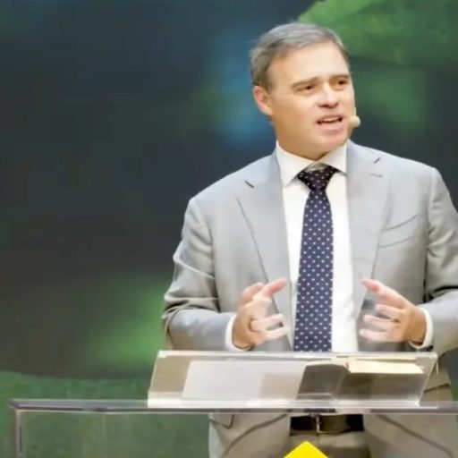 André Mendonça destaca missão da Igreja e papel do Brasil em culto em São Paulo
