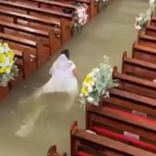 Noivos celebram casamento em igreja alagada nas Filipinas durante monção
