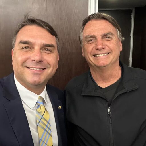 Flávio Bolsonaro realiza comício em Juiz de Fora no local do atentado de 2018