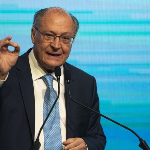 Alckmin é incluído em ação de Flávio Bolsonaro contra uso de máquina pública