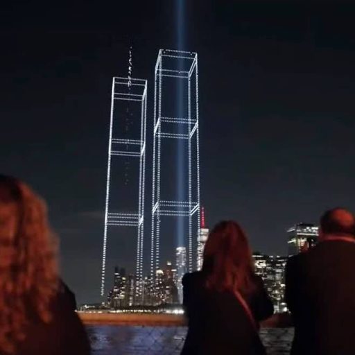 Drones recriam Torres Gêmeas em Manhattan no 25º aniversário do 11 de setembro