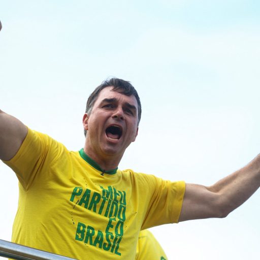 Flávio Bolsonaro lidera projeções eleitorais com 11 pontos sobre Lula