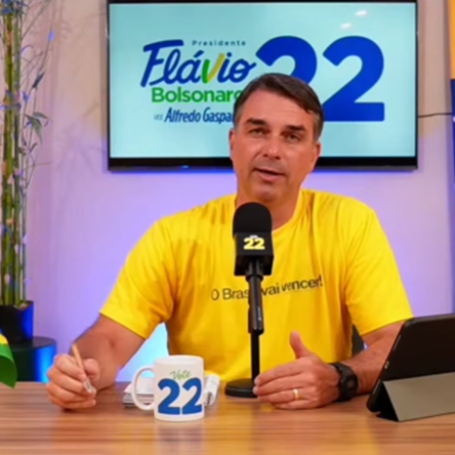 Flávio Bolsonaro alega envolvimento de Flávio Dino em tentativa de golpe