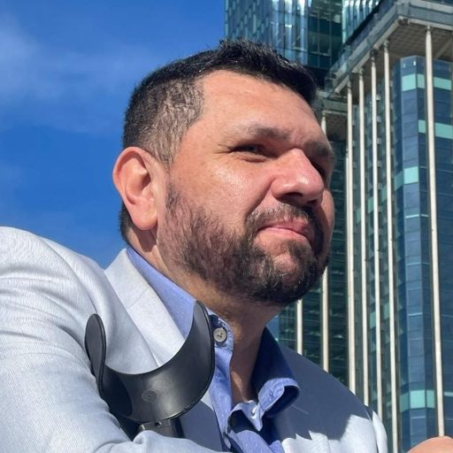 Jornalista Oswaldo Eustáquio registra candidatura a deputado federal pelo Paraná