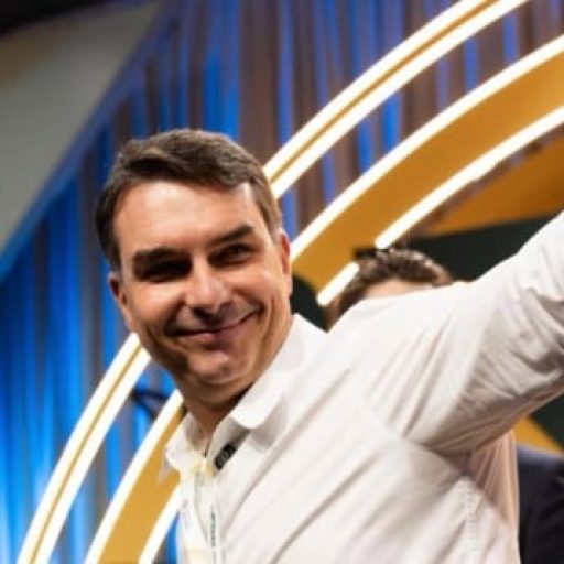 Flávio Bolsonaro critica reajuste do Bolsa Família como ato de desespero