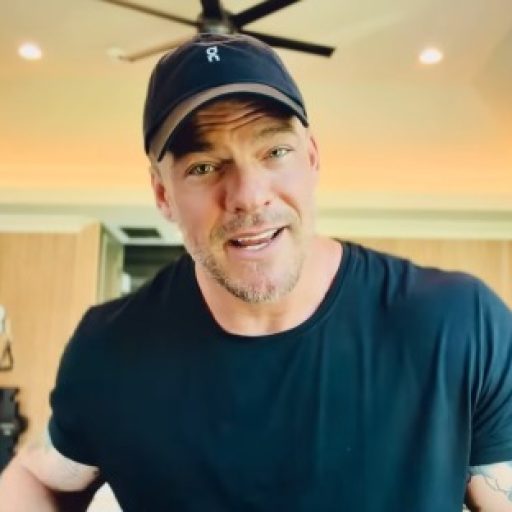 Alan Ritchson anuncia fim de casamento de 20 anos com Catherine
