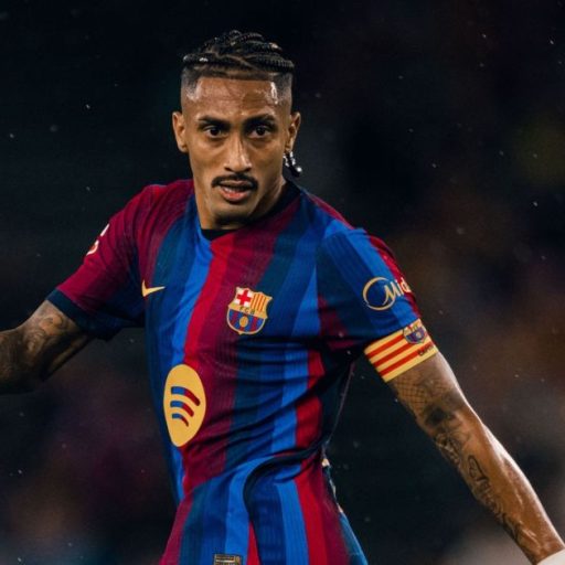 Raphinha marca três gols e Barcelona vence Racing Santander por 7 a 2