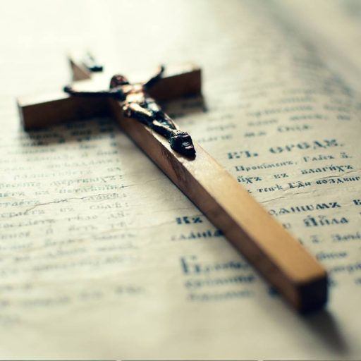 Ex-participante de reality show americano usa fama para evangelizar catolicismo nas redes