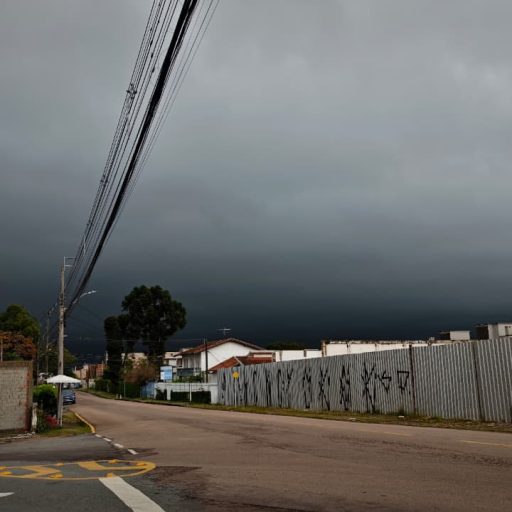 Chuva e rajadas de vento deixam mais de 22 mil imóveis sem luz no Paraná