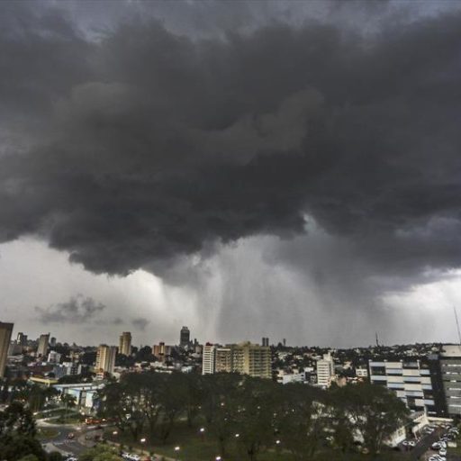 Inmet emite alertas vermelho e laranja para temporais no Paraná