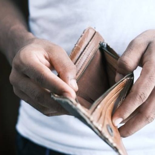 Inadimplência de famílias sobe para 29,9% em agosto, aponta CNC